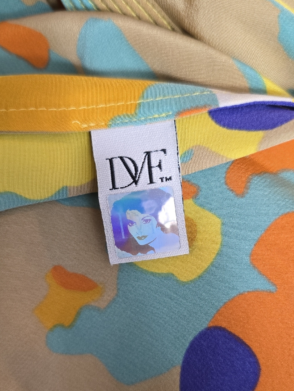 Diane von Furstenberg 100%Silk Floral V-Neck Handkerchief Hem Ruffle Top Sz. 2 - Picture 6 of 12